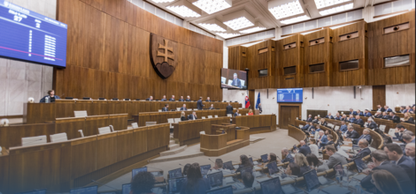 Parlament schválil zákon o výdavkových limitoch
