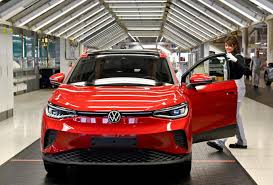 Volkswagen a Rivian sú spolunocľažníci zo zúfalstva. Spolupracujú kvôli obave z pokút EÚ a z krachu
